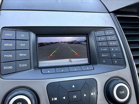 Used 2015 Ford Taurus SE image 21