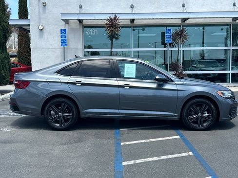 Used 2023 Volkswagen Jetta SE w/ Panoramic Sunroof Package FWD image 3