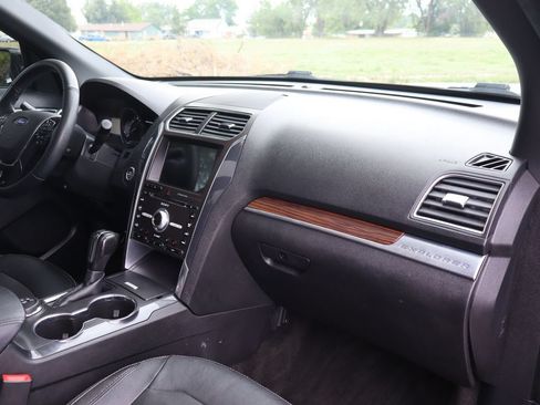 Used 2018 Ford Explorer Limited AWD/4WD image 17