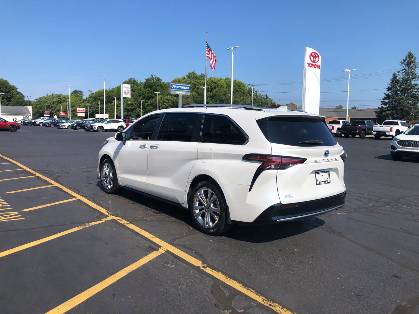 Used 2024 Toyota Sienna Platinum FWD image 3