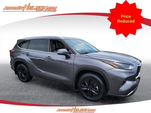 Used 2022 Toyota Highlander XLE AWD/4WD image 1