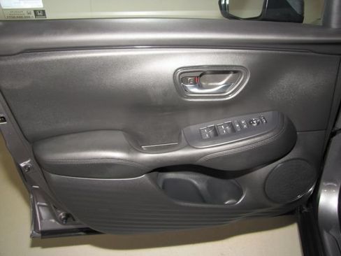 Certified 2025 Honda HR-V LX image 9