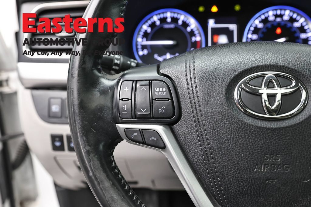 Used 2017 Toyota Highlander Limited Platinum AWD/4WD image 15