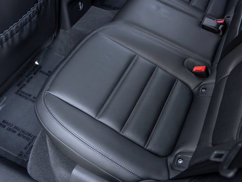 Certified 2026 Porsche Macan AWD/4WD image 43