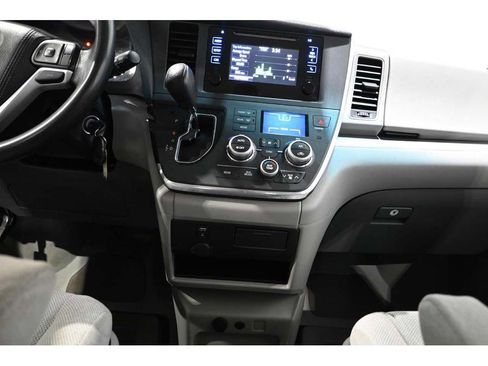 Used 2015 Toyota Sienna L image 23