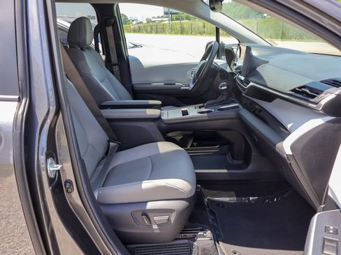 Used 2025 Toyota Sienna XLE FWD image 9