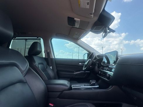 Certified 2023 Nissan Pathfinder SL w/ Black Appearance Package FWD image 27