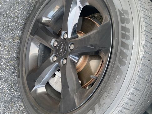 Used 2023 Jeep Grand Cherokee L Laredo image 30