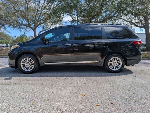 Used 2017 Toyota Sienna XLE image 4