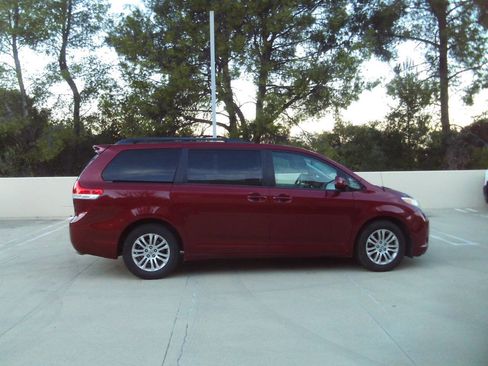 Used 2017 Toyota Sienna XLE w/ XLE Navigation Package FWD image 4