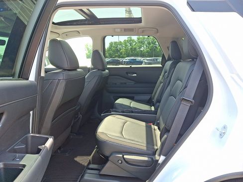 New 2025 Nissan Pathfinder SL w/ SL Premium Package image 5