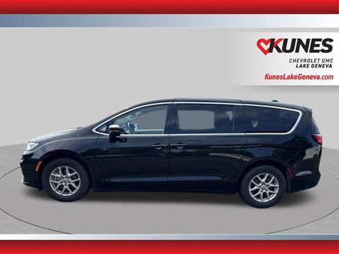 Used 2024 Chrysler Pacifica Touring-L FWD image 9
