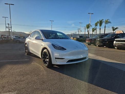 Used 2020 Tesla Model Y Long Range image 2