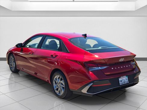 Used 2024 Hyundai Elantra SEL FWD image 7