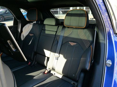 Used 2025 Bentley Bentayga image 38