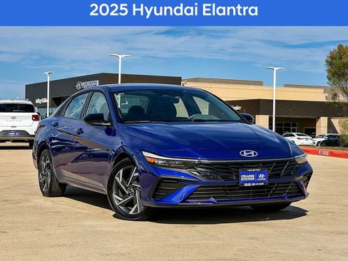 Used 2025 Hyundai Elantra Sport image 3