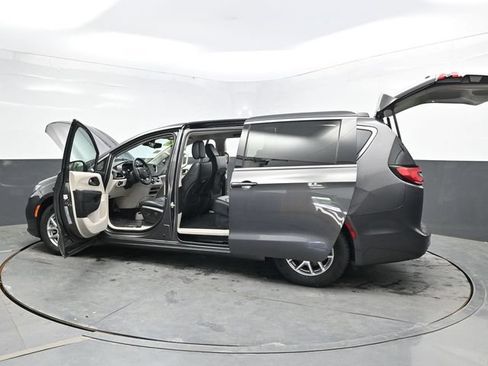Used 2023 Chrysler Pacifica Touring-L FWD image 46