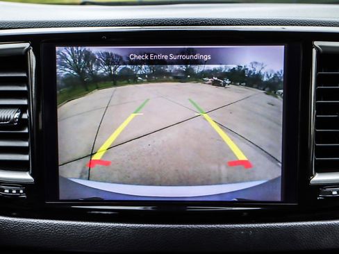 Used 2023 Chrysler Pacifica Touring-L image 8