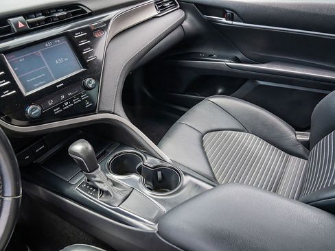 Used 2020 Toyota Camry SE image 25