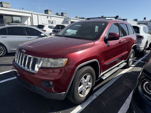 Used 2013 Jeep Grand Cherokee Laredo w/ Laredo E Group image 2