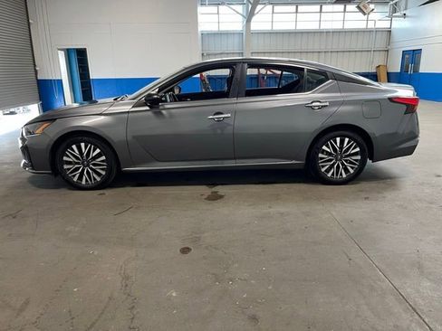 Used 2024 Nissan Altima 2.5 SV FWD image 6