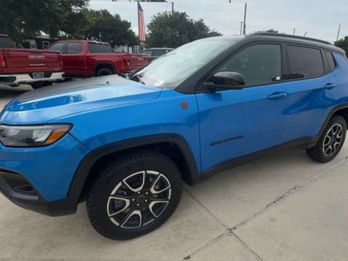 Used 2025 Jeep Compass Trailhawk AWD/4WD image 4