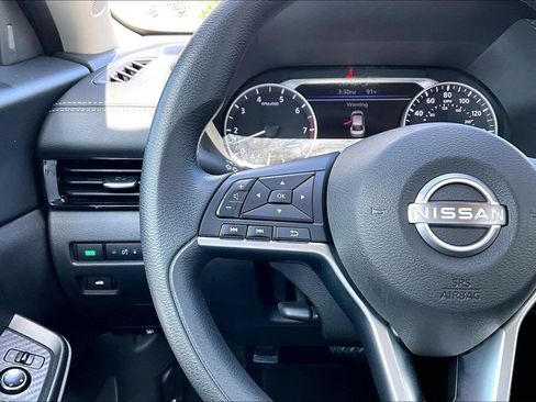 Used 2024 Nissan Sentra SV FWD image 11