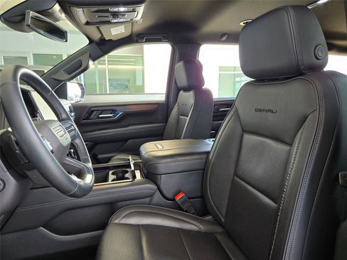 Used 2025 GMC Yukon Denali RWD image 29