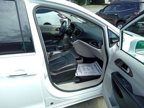 Used 2017 Chrysler Pacifica Touring-L image 6