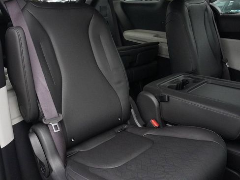 Used 2024 Kia Carnival LX FWD image 26