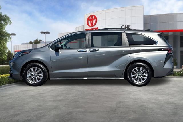 Certified 2026 Toyota Sienna XLE FWD image 9