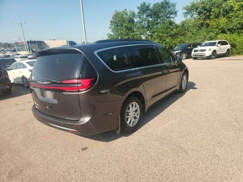 Used 2022 Chrysler Pacifica Touring-L FWD image 9