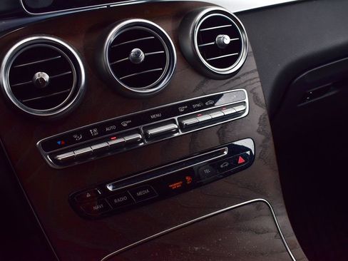 Used 2018 Mercedes-Benz GLC 300 4MATIC image 16