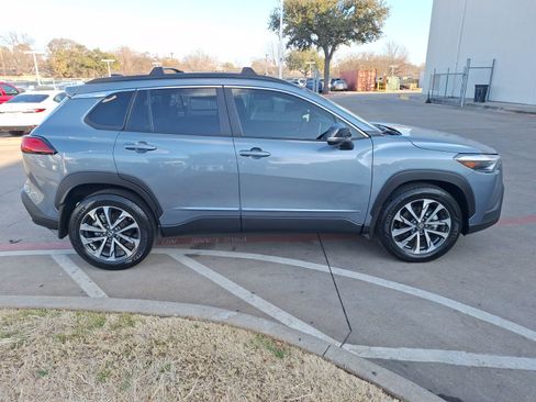 Used 2025 Toyota Corolla Cross XLE image 7