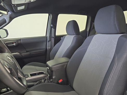 Used 2021 Toyota Tacoma TRD Sport w/ Technology Package RWD image 19