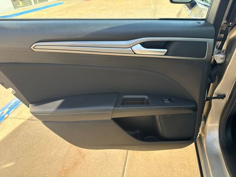Used 2018 Ford Fusion SE FWD image 17