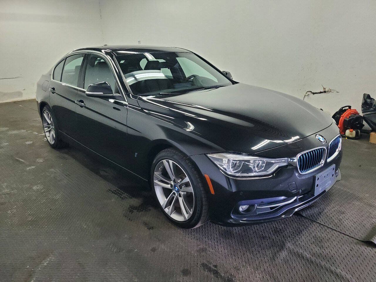 Used 2018 BMW 330e w/ Premium Package RWD image 3