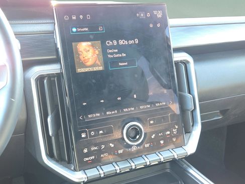 Used 2025 GMC Acadia Elevation image 22