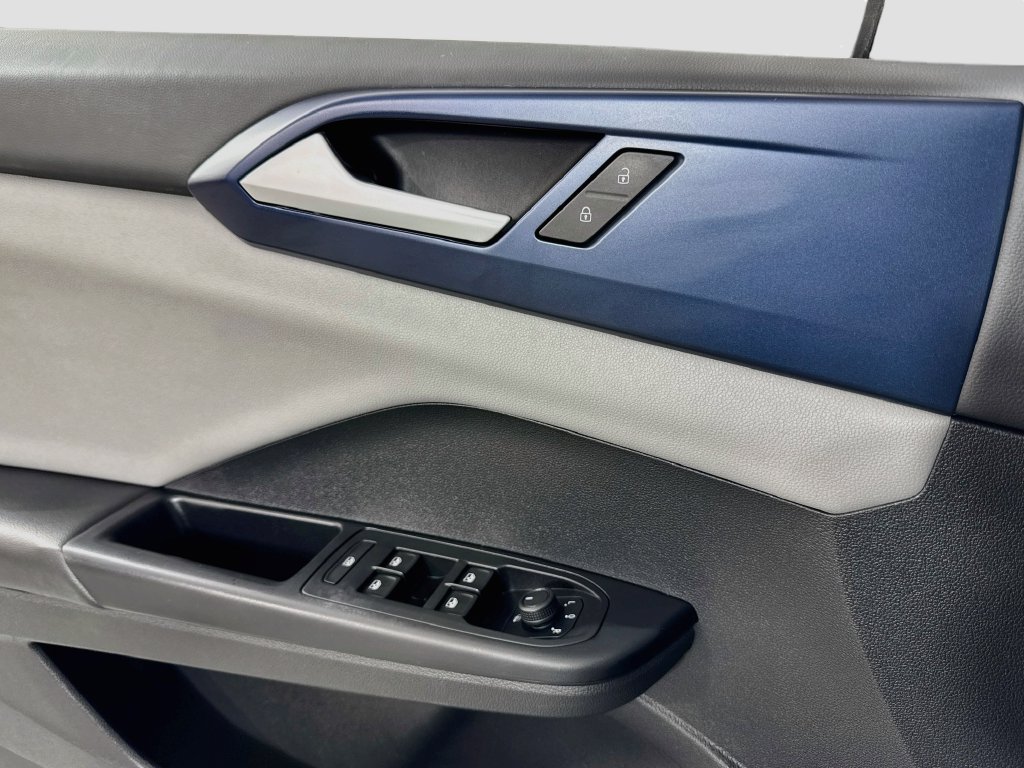 Used 2022 Volkswagen Taos SE w/ Panoramic Sunroof Package FWD image 15