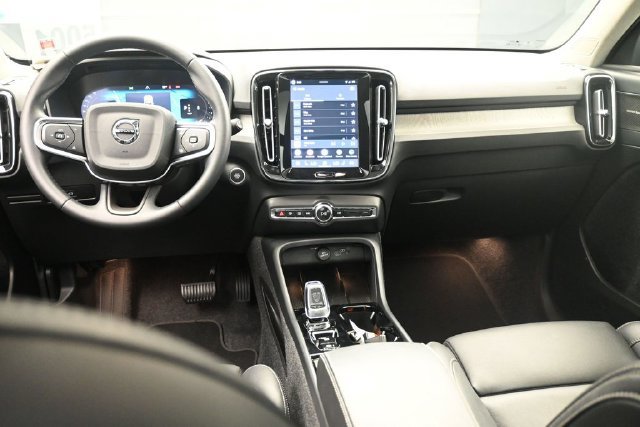 Used 2025 Volvo XC40 B5 Ultra AWD/4WD image 9