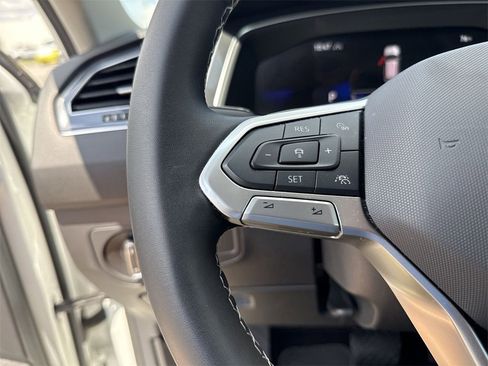 Used 2024 Volkswagen Tiguan SE image 17