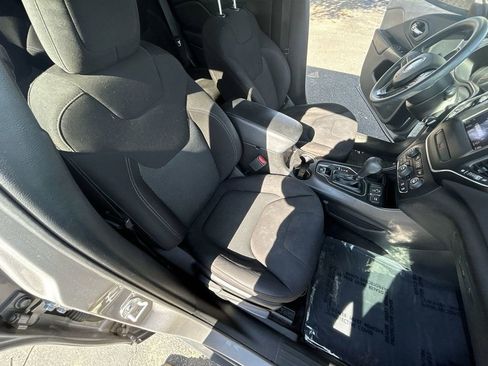 Used 2019 Jeep Cherokee Latitude w/ Popular Appearance Group image 20