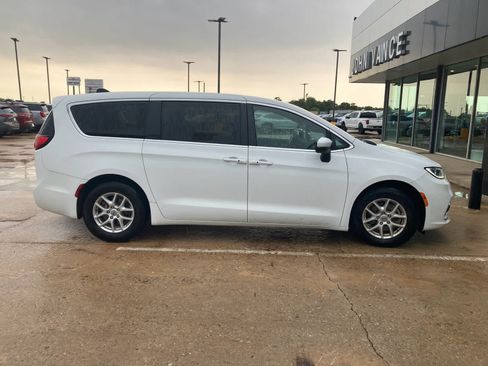 Used 2023 Chrysler Pacifica Touring FWD image 8