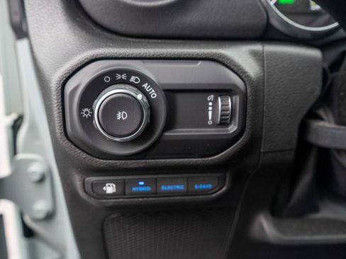 Used 2023 Jeep Wrangler Unlimited Sahara w/ Cold Weather Group AWD/4WD image 16