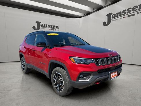 Used 2025 Jeep Compass Trailhawk AWD/4WD image 6