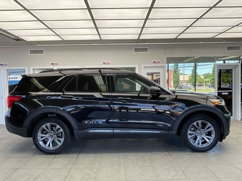 Used 2022 Ford Explorer XLT w/ Equipment Group 202A AWD/4WD image 4