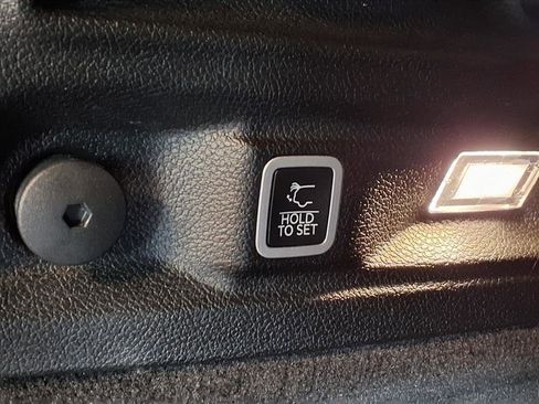 Used 2021 Jeep Grand Cherokee L Overland w/ Luxury Tech Group IV image 7