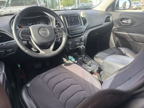 Used 2019 Jeep Cherokee Latitude Plus FWD image 2