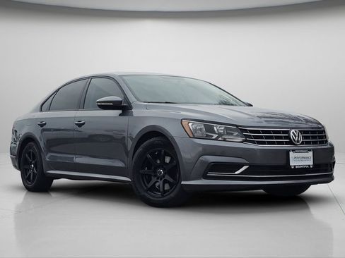Used 2018 Volkswagen Passat 2.0T S image 2