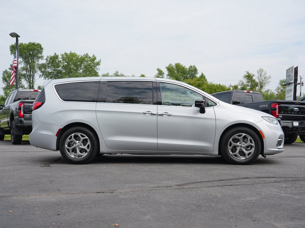 Used 2024 Chrysler Pacifica Limited FWD image 2